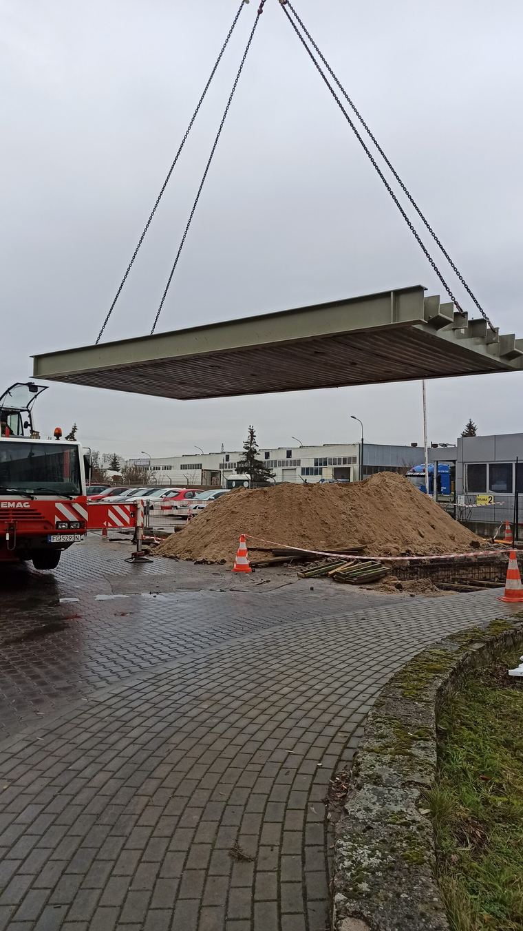 Budowa wagi samochodowej — montaż konstrukcji dźwigiem